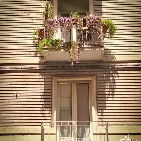 Mr Square Apartment *